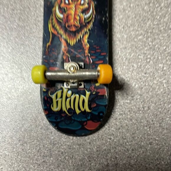 Tech Deck Mini Skateboard featuring Blind Seea Golden Bear - Picture 5 of 6